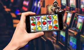 Baccarat ဇယားဂိမ်း — ကတ်များနှင့် ငွေကြေးချပ်များ တင်ထားသော ကာစီနို ဇယားမြင်ကွင်း
